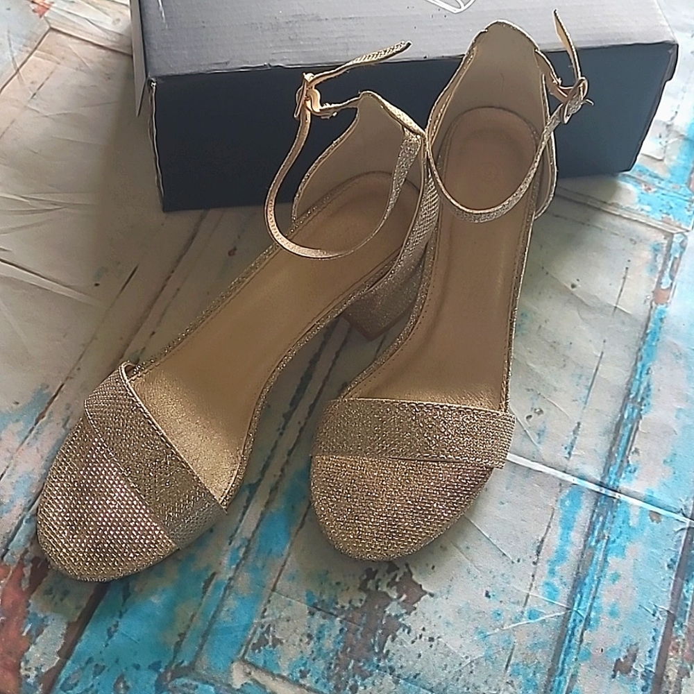 Womens gold chunky heel size 6